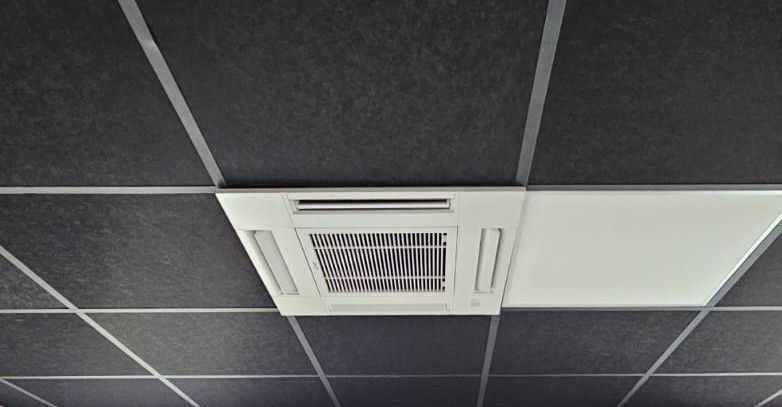 Cassette de climatisation plafonnière dans des bureaux