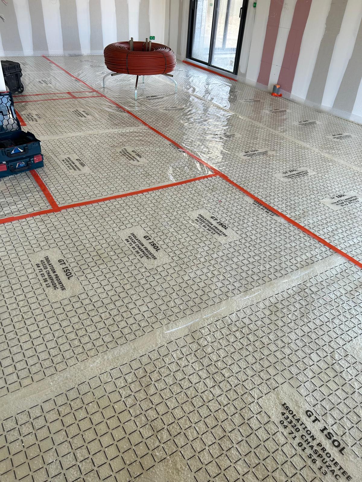Isolation de plancher avant pose des tubes de chauffage