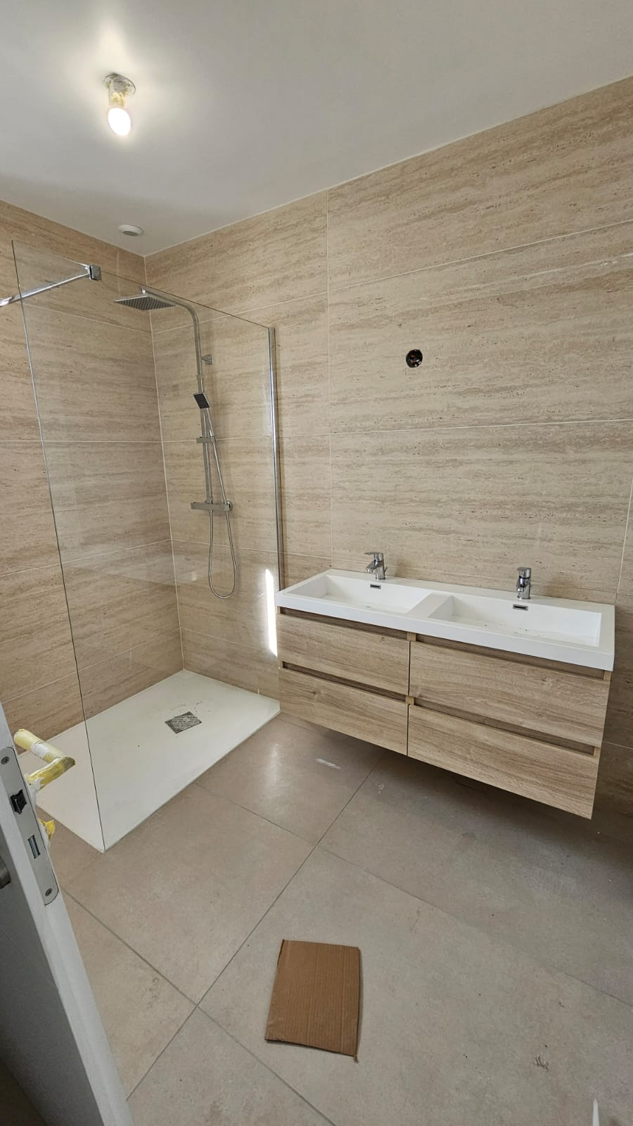 Douche à l’italienne avec receveur extra-plat et paroi fixe