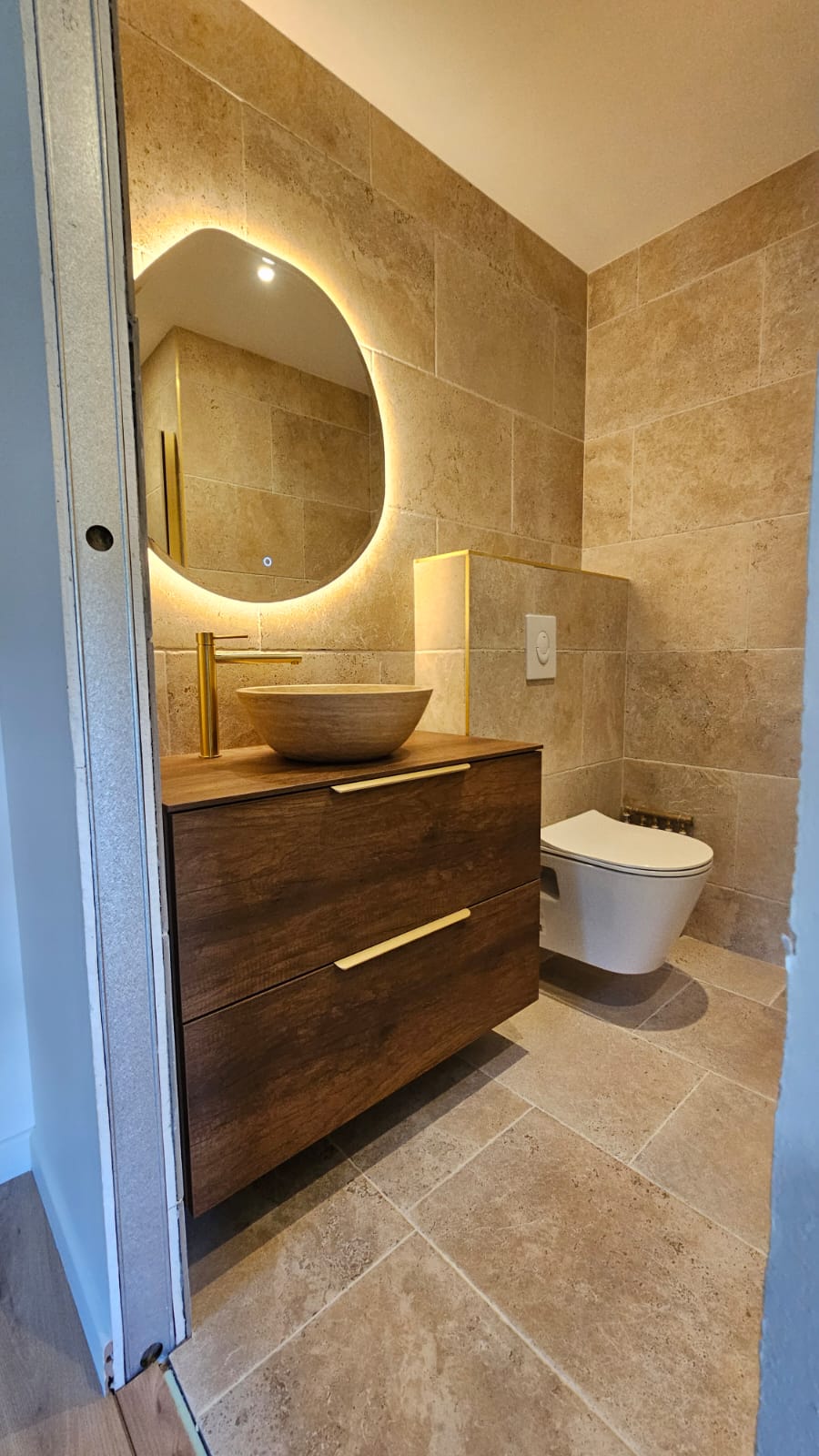 Meuble vasque en bois et WC suspendu